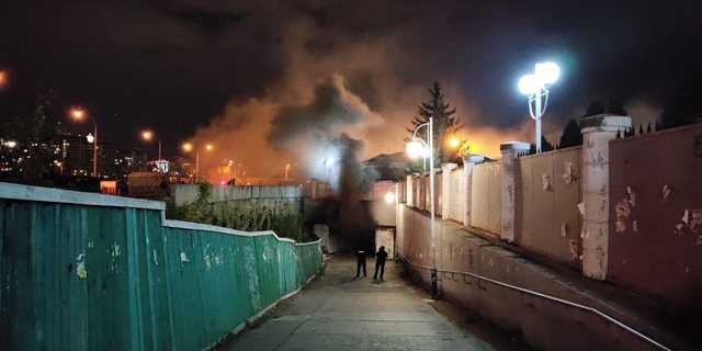 У Києві пожежа біля вокзалу: через густий дим рятувальники не можуть загасити вогонь