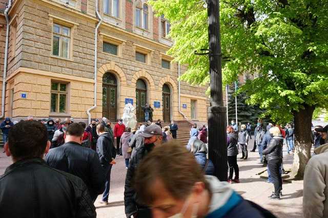 Не хватит денег даже на еду: в Черновцах работники рынка устроили пикет ОГА