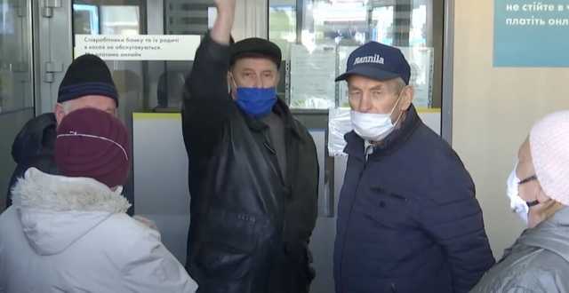 Очереди занимают на рассвете: В Киеве пенсионеры штурмуют банки и почту