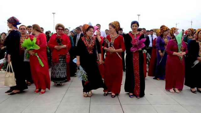 У Туркменистані чиновницям заборонили фарбувати волосся, нарощувати вії та робити манікюр