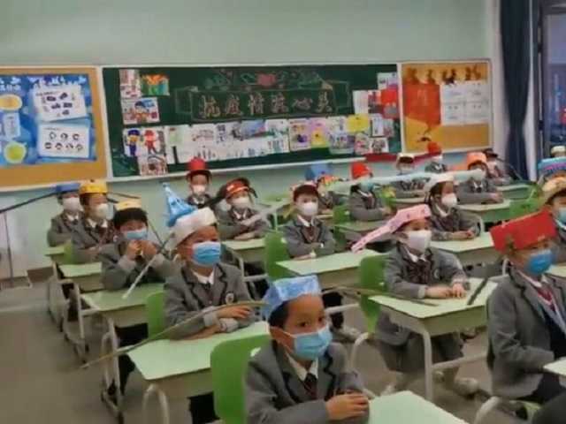 Защита от коронавируса: на китайских школьников надели необычные головные уборы