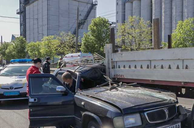 В Днепре «Волга» залетела под прицеп грузовика: мужчину забрала скорая