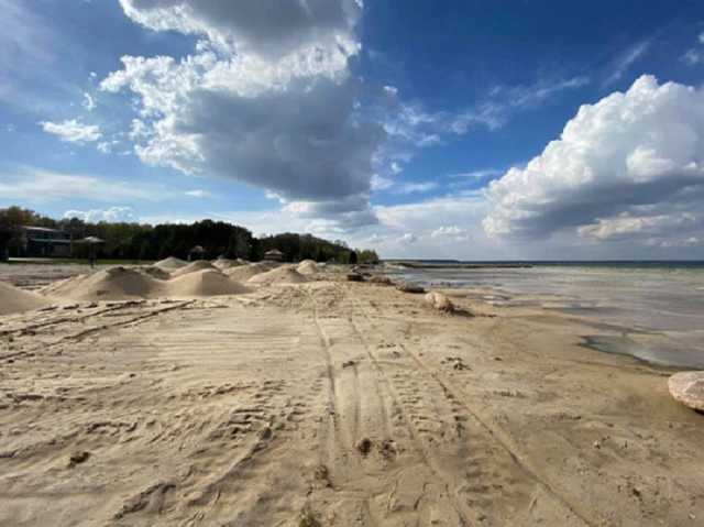 Вода ушла на полкилометра: в сети показали впечатляющие фото обмелевшего озера Свитязь