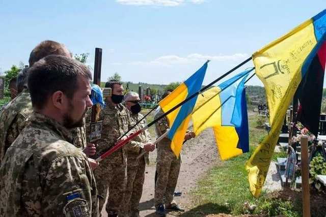 Под Днепром простились с военным, живьем сгоревшим в грузовике