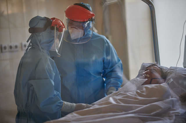 Смешные суммы: Медики разочарованы доплатами за борьбу с коронавирусом