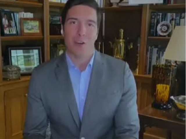 В пиджаке и трусах: репортер решил, что никто не заметит отсутствие штанов