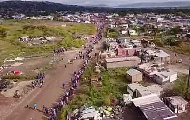 В ЮАР люди выстроились в четырехкилометровую очередь за едой