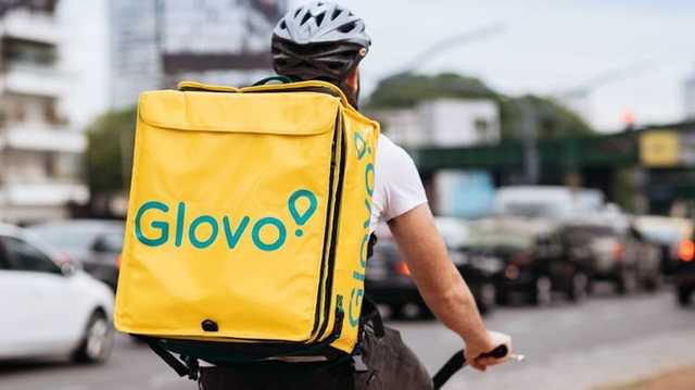 "Чудеса доставки": в Киеве велокурьер ехал задом наперед и попал на видео