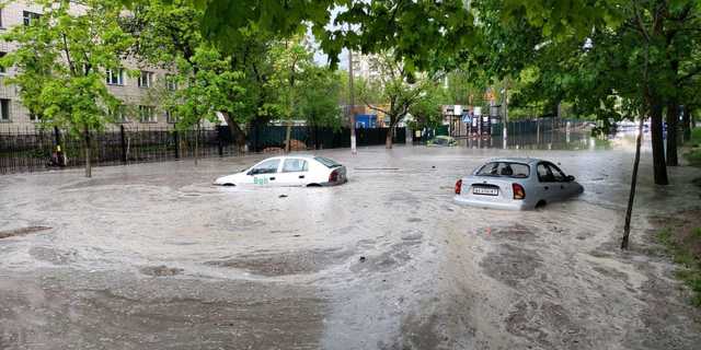 У Києві поблизу вокзалу затопило вулицю: три автомобілі опинилися під водою