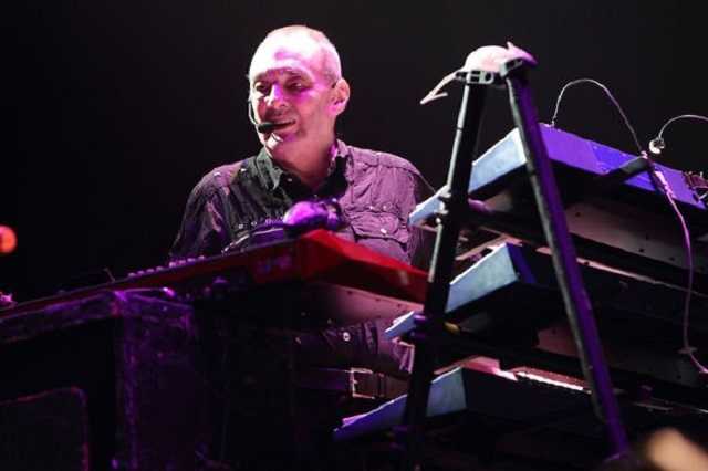 Заразился в больнице: в Британии от коронавируса умер известный музыкант