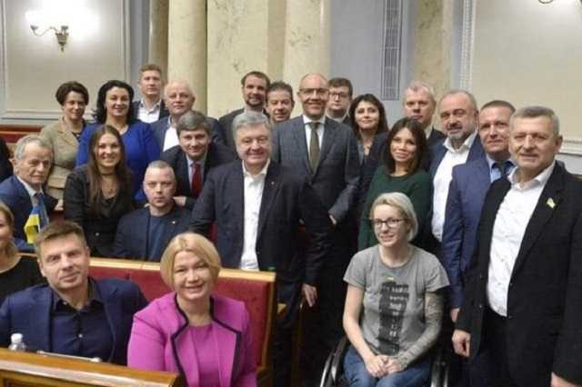 У Порошенко добились внеочередного заседания Рады для внедрения страхования медиков