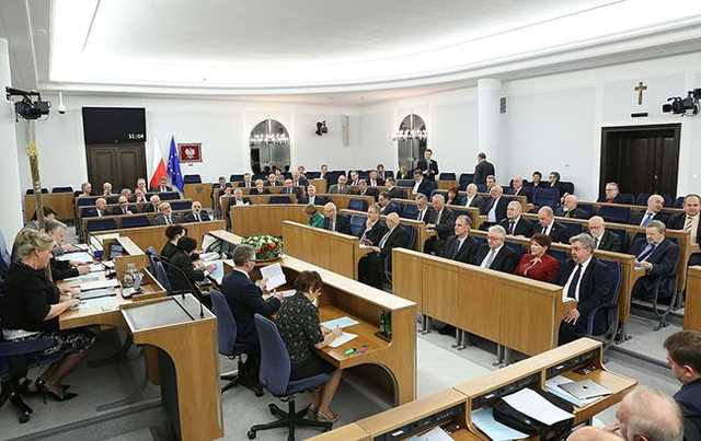 Сенат Польши просит власти ввести режим ЧС, чтобы отложить выборы