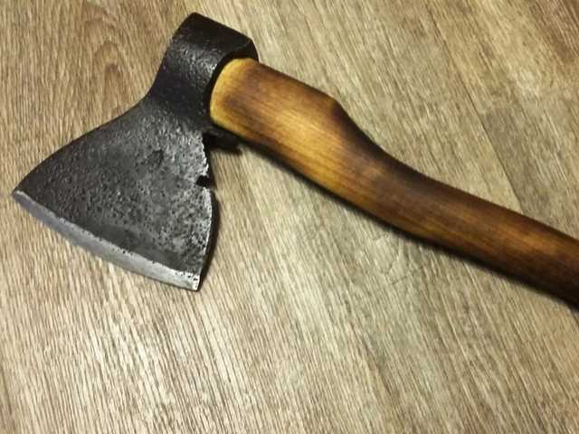 Авто ректора Донецкого медуниверситета изрубили топором: стали известны подробности