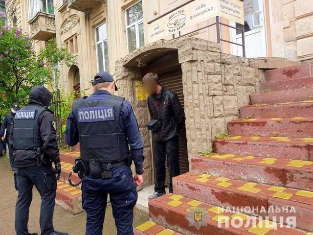 В Івано-Франківську чоловік стріляв по перехожих