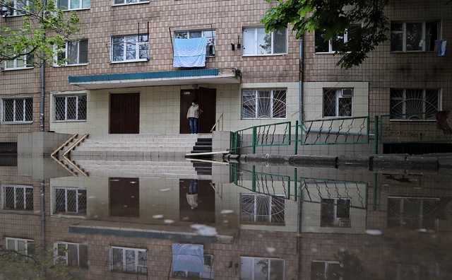 В Одессе из-за прорыва трубы двор общежития залило водой