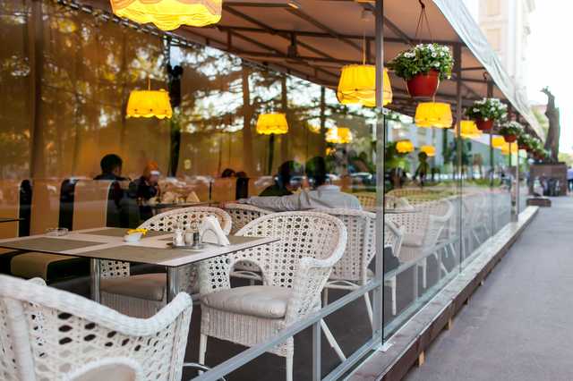 В Киеве разрешили работу летних площадок кафе и ресторанов: есть строгие правила