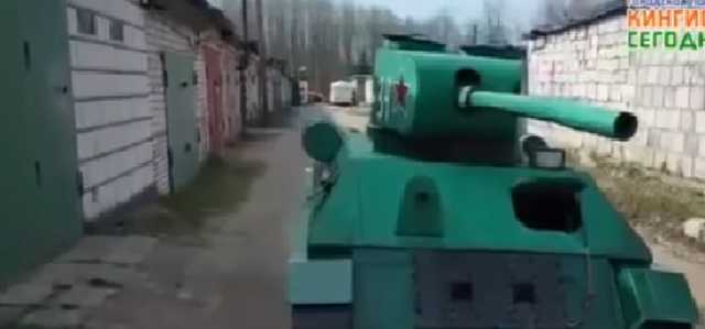 В России смастерили картонный танк для парада к 9 мая