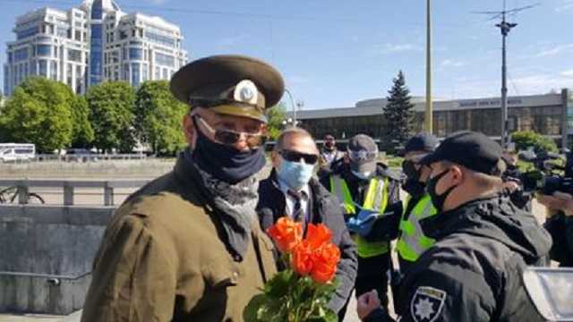 В Киеве мужчина пришел на День победы в пилотке СССР: ему грозит штраф