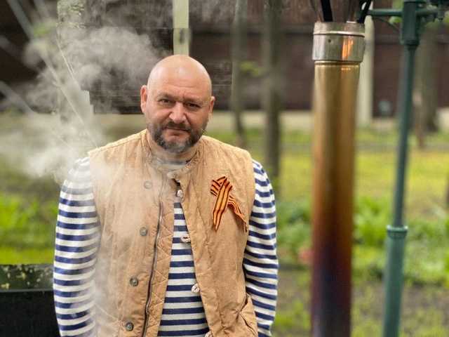 Скандальный Добкин с запрещенной символикой и полевой кашей поблагодарил деда за «победу»