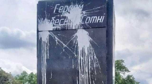 Наплевали на боль жен и матерей: в Харькове разгромили памятник Героям Небесной Сотни