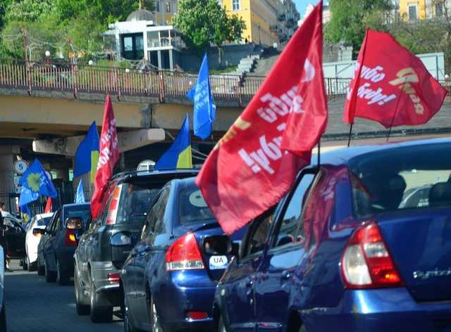«Ти московська шлюха! З’@бися звідси!». Автопробег со «слугой народа» остановили одесские активисты