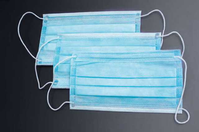 Носить маски в метро и другом транспорте Украины придется два года – врач