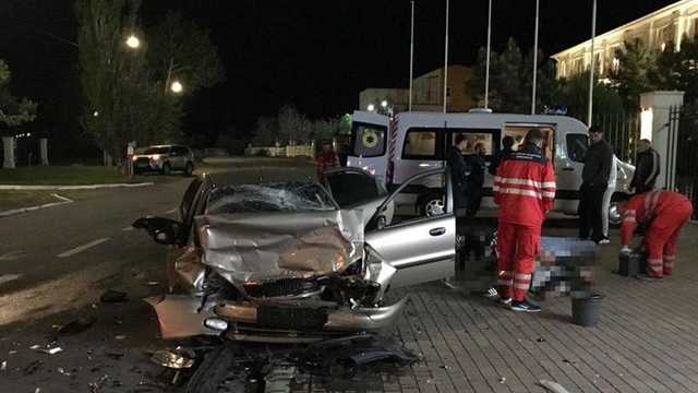 В Бердянске в результате ДТП погибли два человека, ещё трое в больнице
