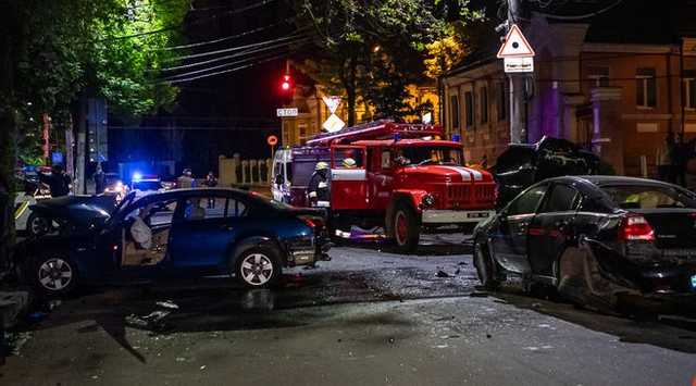 В Днепре Mitsubishi уходил от полиции, вылетел на встречку, снес BMW и перевернулся