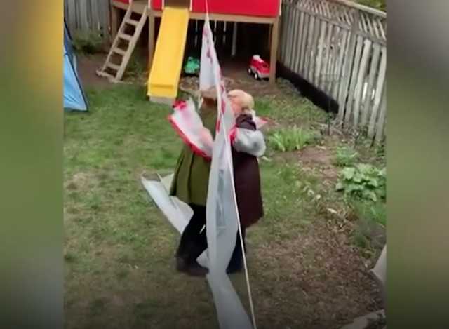 Жительница Канады придумала безопасный способ обнять маму