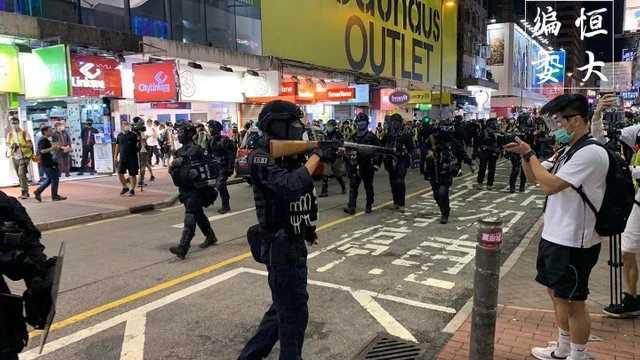 Слезоточивый газ и резиновые пули: в Гонконге возобновились антиправительственные протесты