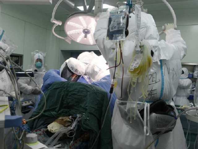 Пересадили легкие: в Ухане спасли пациента с тяжелой формой коронавируса
