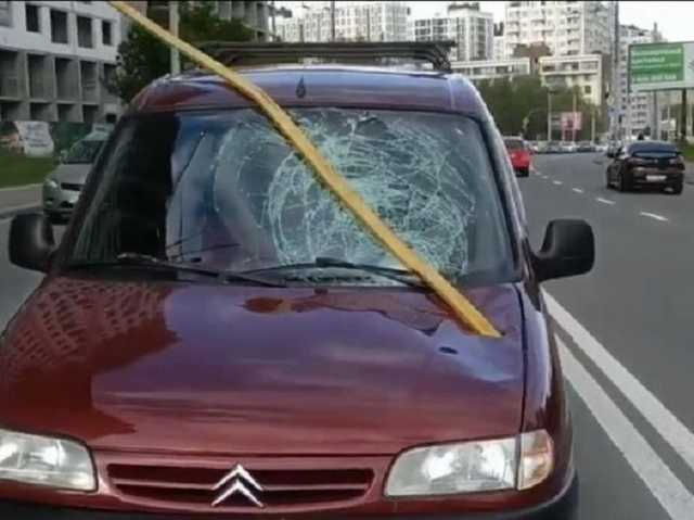 В Киеве на авто во время движения с высотки упала арматура