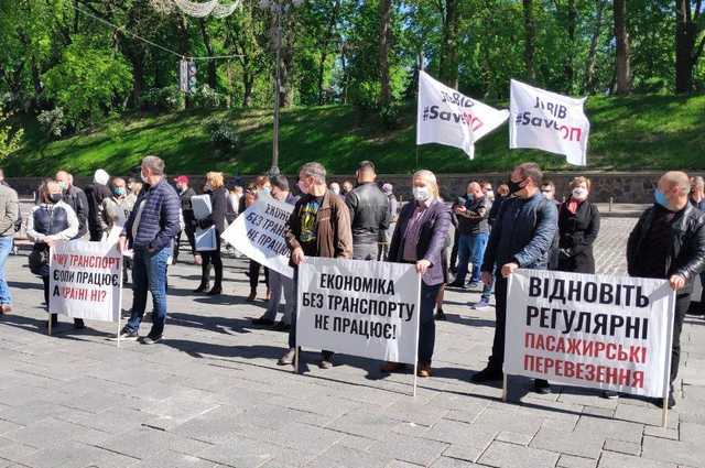 Під Кабміном перевізники вимагають дозволити їм працювати