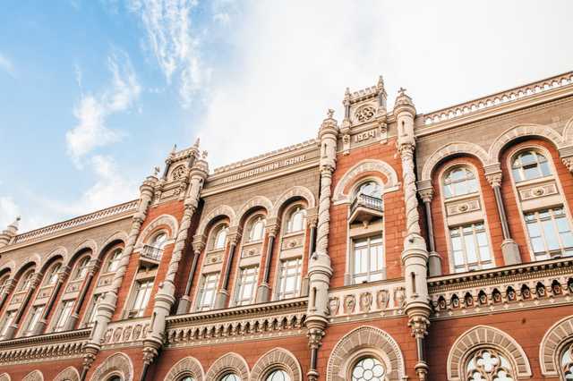 Нацбанк разрешит ломбардам обмен валют и денежные переводы