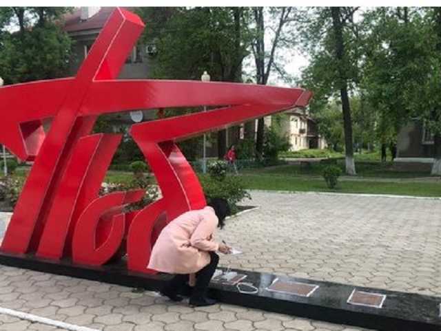 В оккупированном Харцызске "диверсанты" украли три последние буквы инсталляции "Победа"