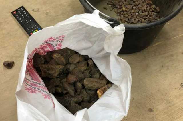 На Ровенщине полицейского заподозрили в «крышевании» незаконной добычи янтаря