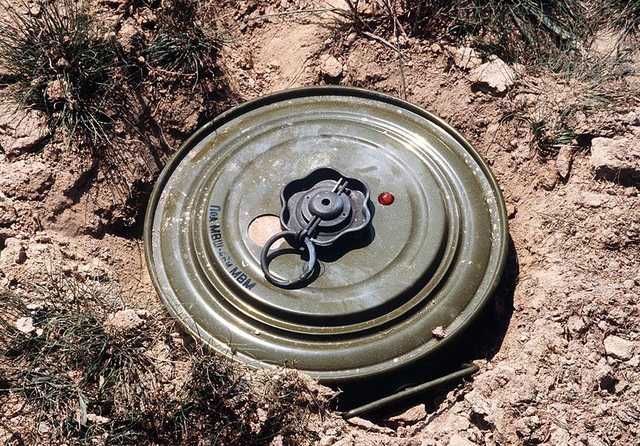 На Донбассе женщина подорвалась на мине, переходя через линию фронта