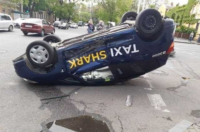 В центре Одессы в результате ДТП такси опрокинулось на крышу