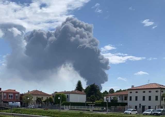 В Венеции рванул химзавод: город накрыло черным дымом