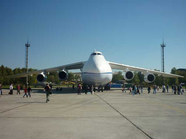 Под Киевом устроили авиашоу с участием самолетов-гигантов