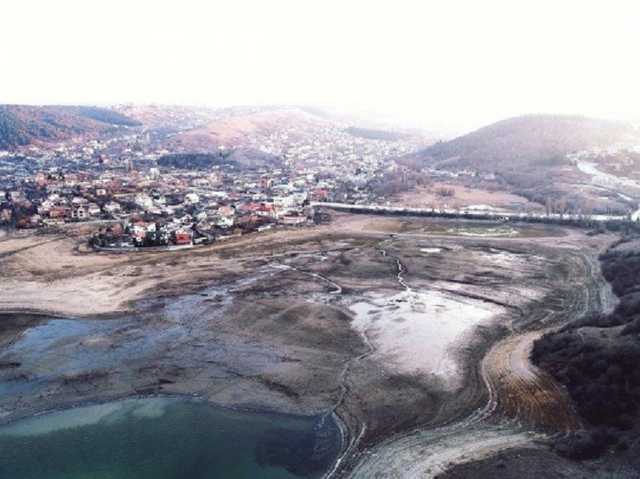 В Крыму решили провести концерт на дне обмелевшего водохранилища: сеть взорвалась комментариями