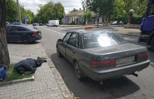 В Николаеве пьяный таксист уснул на тротуаре. В салоне его авто нашли наркотики