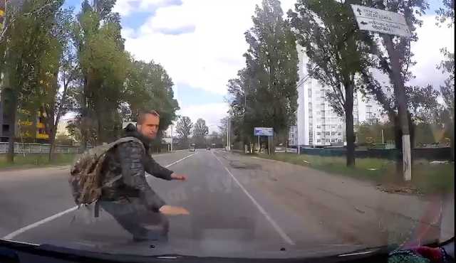Оскар дали? Сети в ярости из-за пешехода, бросившегося под колеса авто под Киевом