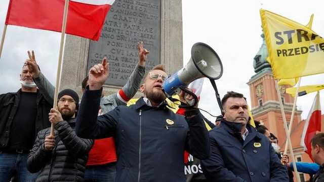 Варшаву охватили протесты против карантина, полиция применила газ против митингующих