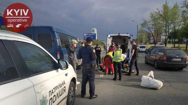 В Киеве на переходе сбили пьяную женщину, которая перебегала на красный