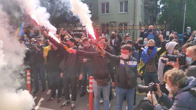 Під СБУ, куди викликали Стерненка, запалили фаєри і петарди