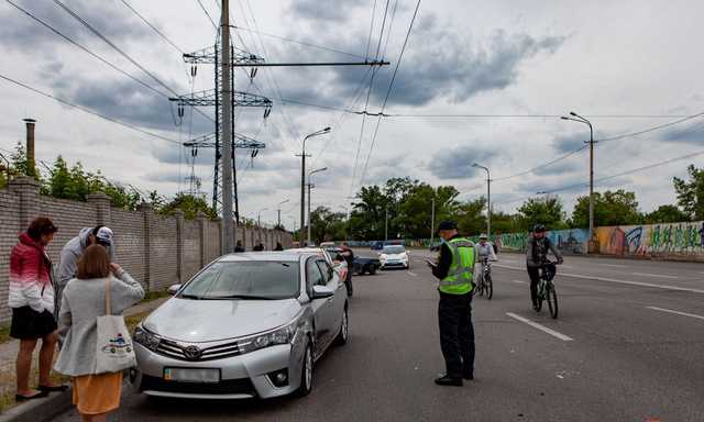 В Днепре Opel сбил велосипедиста, вылетел на встречку и ударил Toyota