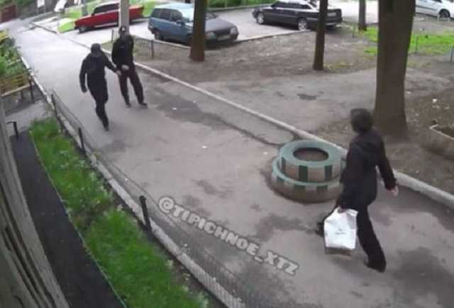 Орудуют втроем: ушлые домушники попались на камеру в Харькове