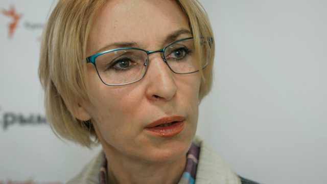 “Слуга народа” Богуцкая пришла в Раду в маске из вязаной сетки