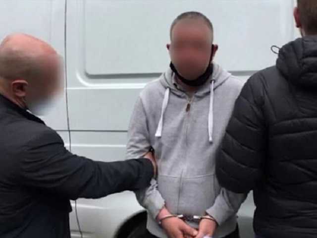 В Киеве поймали псевдополицейского, обманывавшего подростков